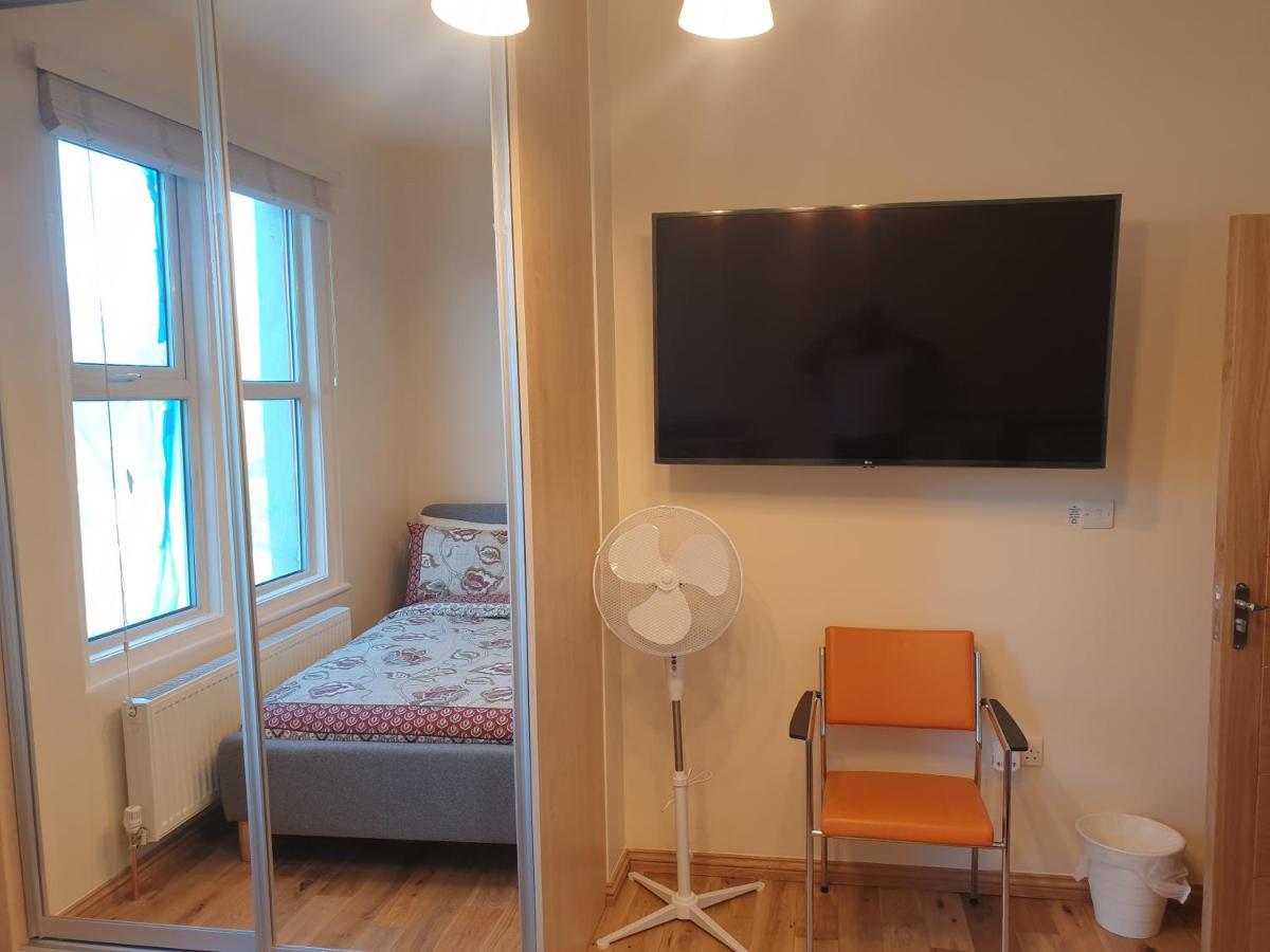 London Luxury Spacious 2 Bedroom Apartment 4 Mins From Ilford Stn. Free Parking Esterno foto