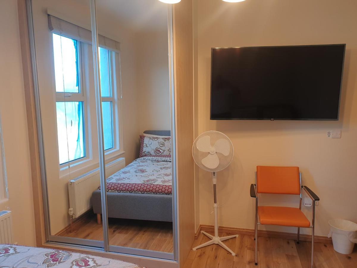 London Luxury Spacious 2 Bedroom Apartment 4 Mins From Ilford Stn. Free Parking Esterno foto