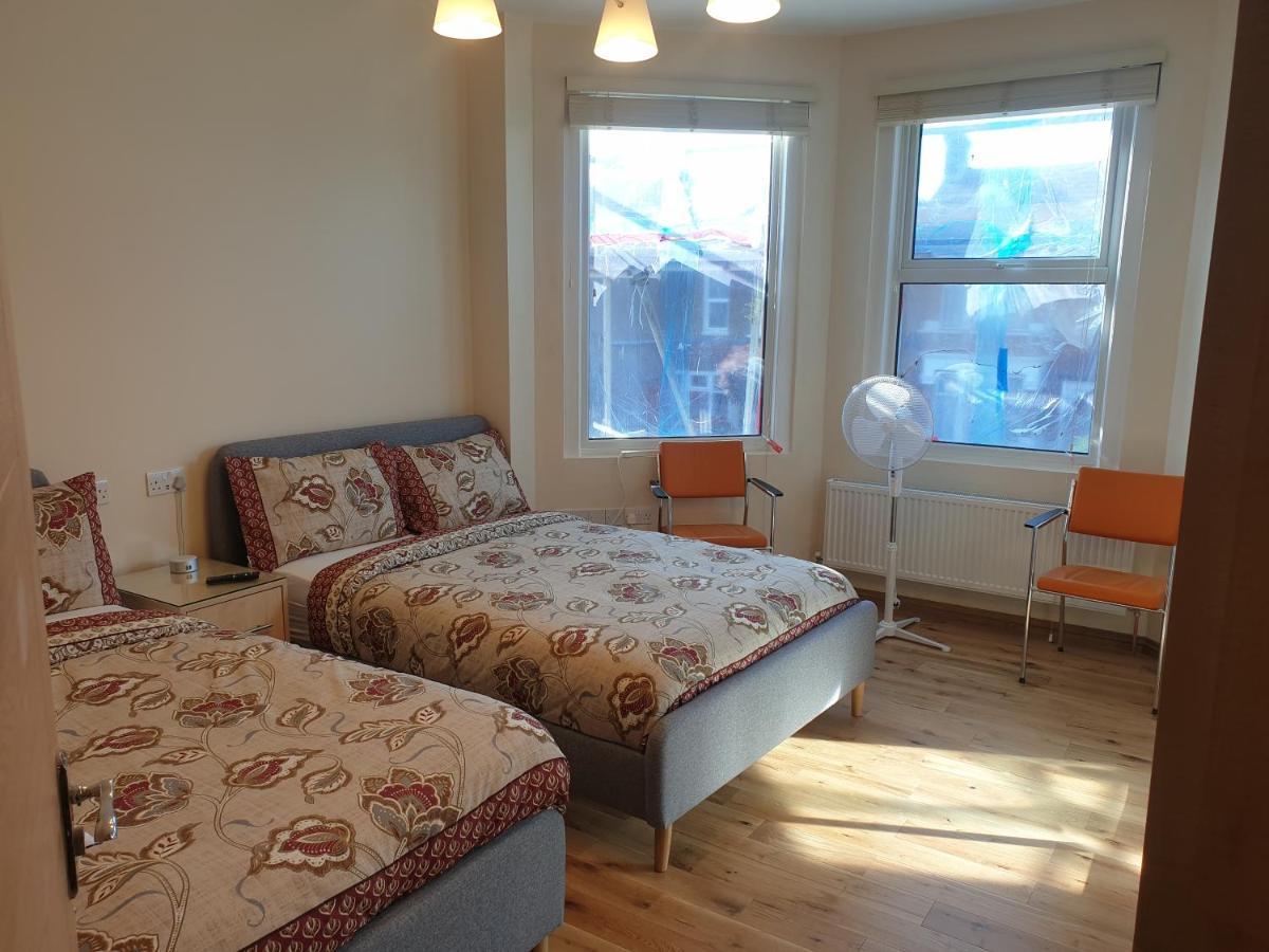London Luxury Spacious 2 Bedroom Apartment 4 Mins From Ilford Stn. Free Parking Esterno foto