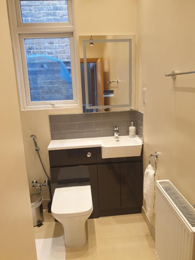 London Luxury Spacious 2 Bedroom Apartment 4 Mins From Ilford Stn. Free Parking Esterno foto